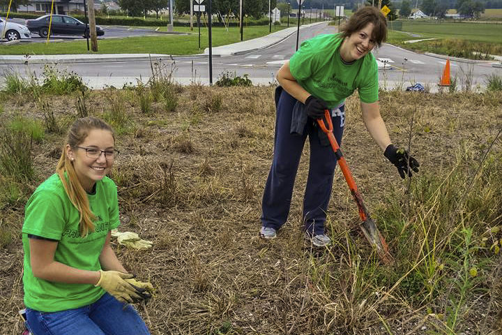 ECC Students and Faculty Help Beautify Community