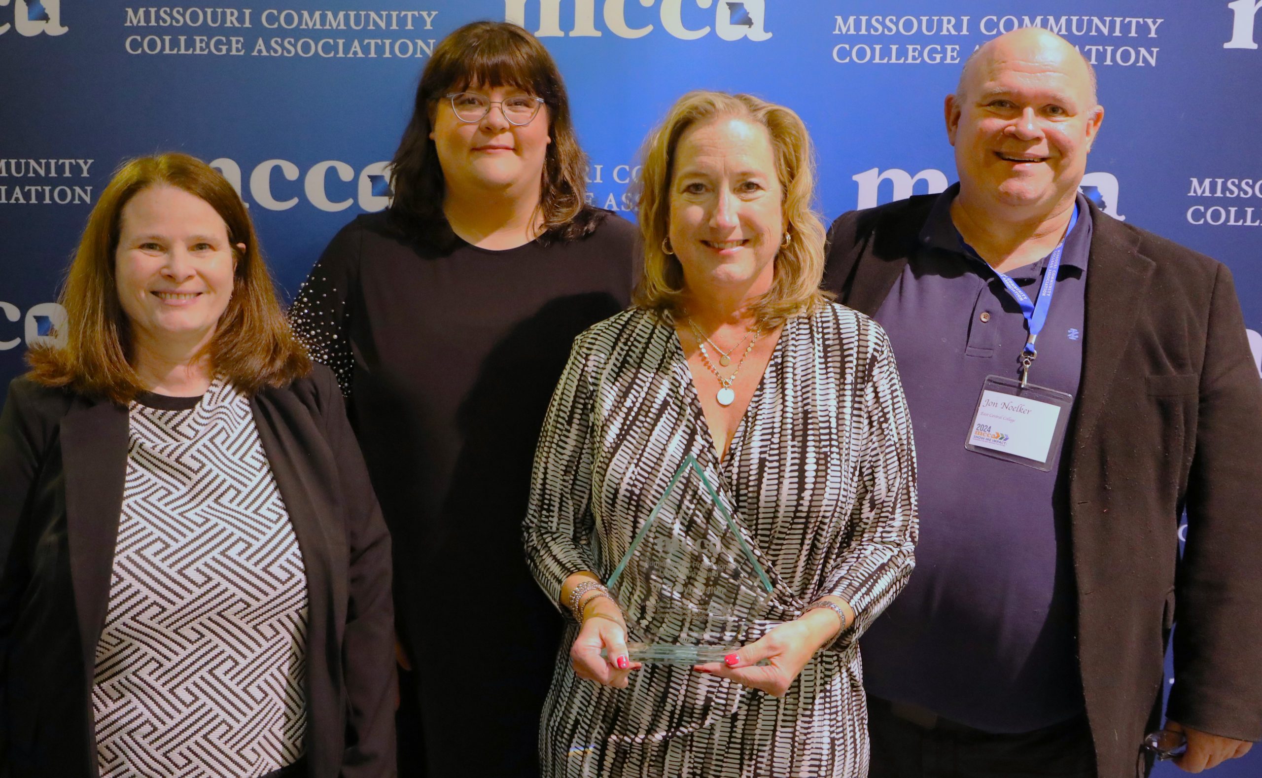 Ellen Aramburu, Elisha Chaney, Dr. Robyn Walter, and Jon Noelker gather at the Missouri Community College Association's 60th Anniversary event with MCCA Administrative/Professional Award.